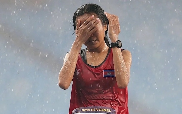 VĐV Campuchia vừa chạy vừa khóc dưới mưa dùng tiền thưởng trả nợ cho mẹ - 1