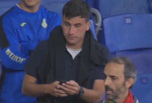 Dàn sao Barca chạy tán loạn vì bị CĐV quá khích truy đuổi - 5