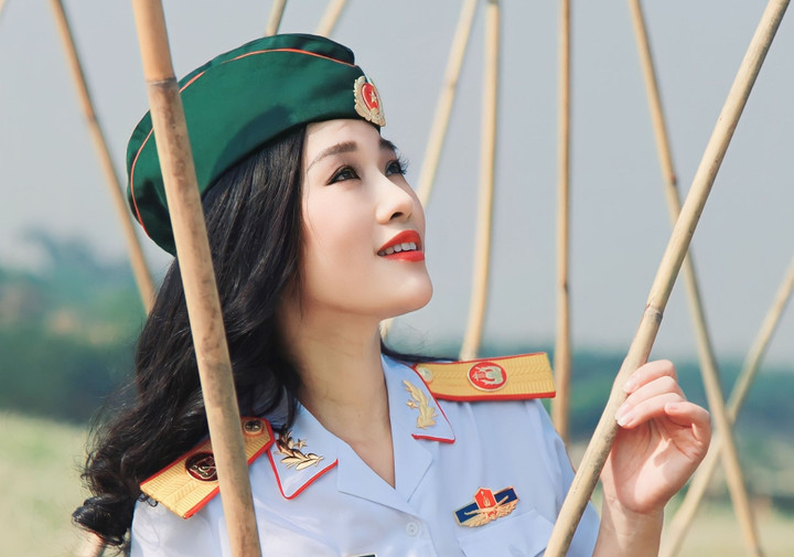 Thượng tá, NSƯT Hương Giang là ca sĩ quân nhân theo đuổi con đường âm nhạc chuyên nghiệp hơn 30 năm qua.