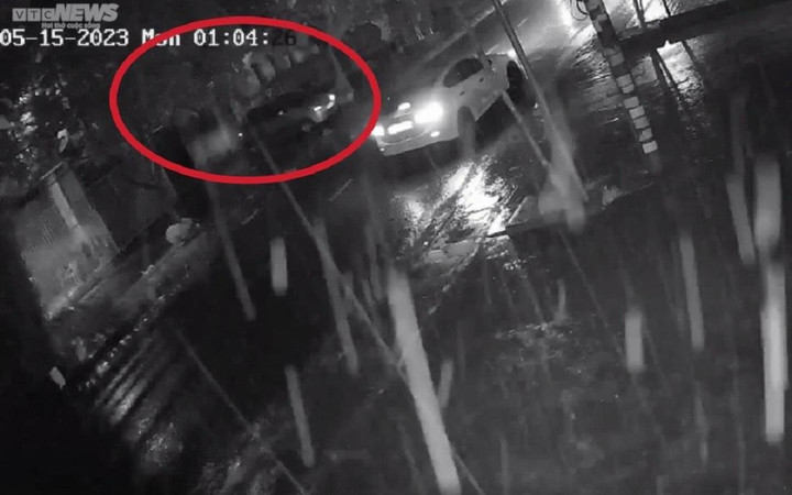Clip: Ô tô lùi mất kiểm soát trong đêm, tông thẳng vào nhà dân rồi bỏ chạy - 2