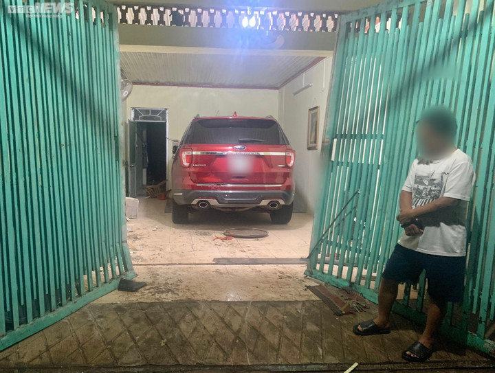 Clip: Ô tô lùi mất kiểm soát trong đêm, tông thẳng vào nhà dân rồi bỏ chạy - 1