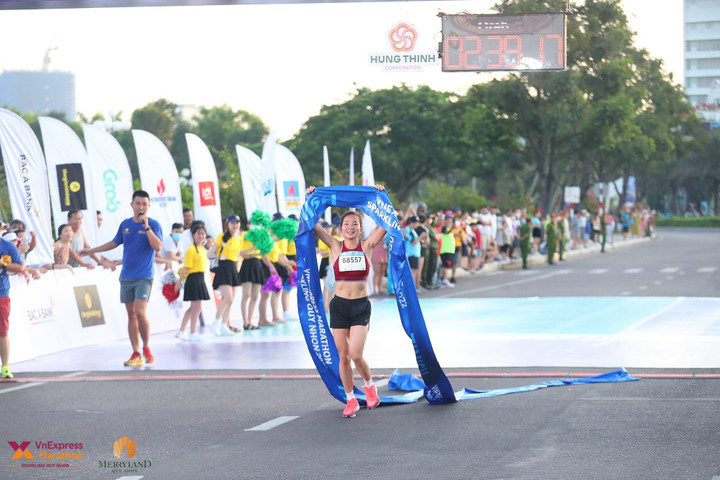 Thời trang trên đường chạy của 'nữ hoàng điền kinh' Nguyễn Thị Oanh - 8