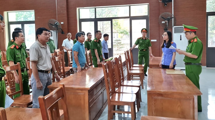 Khởi tố, bắt tạm giam Phó Chủ tịch xã vì cấp sổ đỏ sai quy định - 1