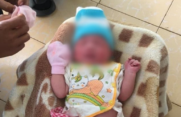 Phát hiện bé sơ sinh còn nguyên dây rốn bị bỏ rơi bên vệ đường - 1