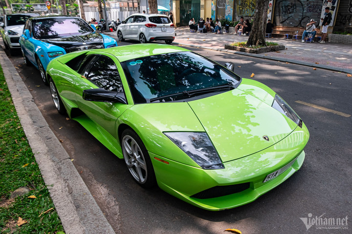 Bắt gặp siêu xe Lamborghini Murcielago màu xanh cốm của thiếu gia Đà Nẵng - 1