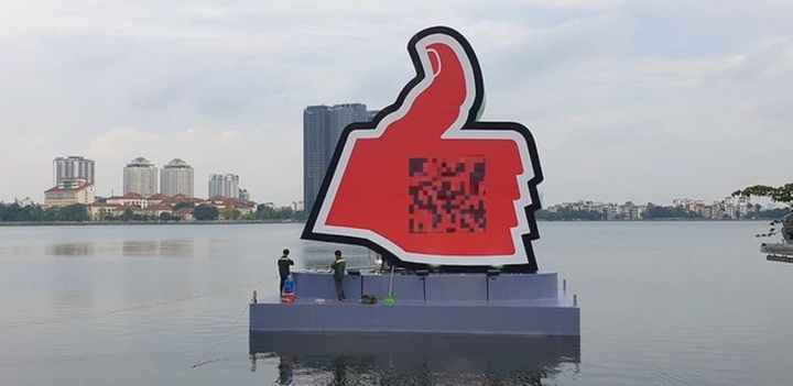 Vì sao biểu tượng bàn tay like ở Hồ Tây bị tháo dỡ? - 1