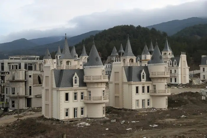  Bên trong 'thị trấn ma', hàng trăm tòa lâu đài lộng lẫy bị bỏ hoang - 15