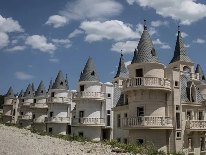  Bên trong 'thị trấn ma', hàng trăm tòa lâu đài lộng lẫy bị bỏ hoang - 16