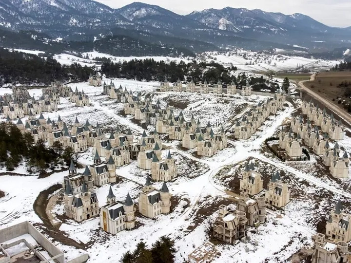  Bên trong 'thị trấn ma', hàng trăm tòa lâu đài lộng lẫy bị bỏ hoang - 9