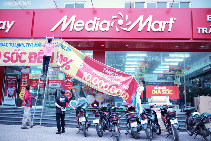 Nắng nóng 40 độ ở miền Bắc: Điều hòa, máy lạnh giảm giá kịch sàn để 'hốt khách' - 1