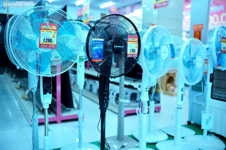 Nắng nóng 40 độ ở miền Bắc: Điều hòa, máy lạnh giảm giá kịch sàn để 'hốt khách' - 3
