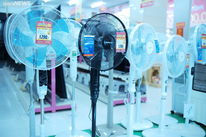 Nắng nóng 40 độ ở miền Bắc: Điều hòa, máy lạnh giảm giá kịch sàn để 'hốt khách' - 7