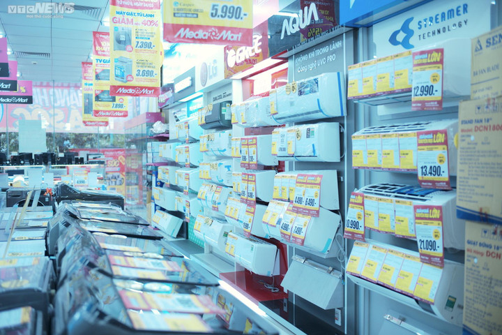 Nắng nóng 40 độ ở miền Bắc: Điều hòa, máy lạnh giảm giá kịch sàn để 'hốt khách' - 4