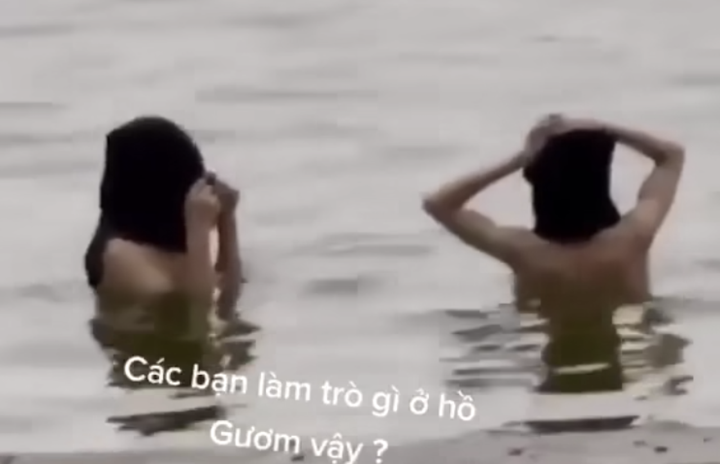 Hà Nội: Xác minh clip 2 cô gái 'tắm tiên' ở Hồ Gươm - 1