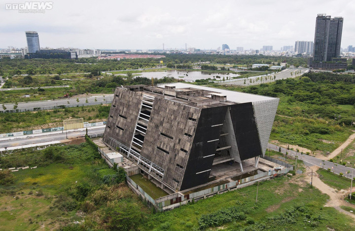 Cận cảnh trung tâm triển lãm 800 tỷ đồng ở TP.HCM xây cả thập kỷ chưa xong - 2