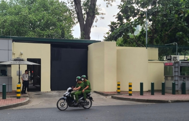 Công an làm việc với thường trú nhân Mỹ vì nghi khai báo gian dối 'mất thẻ xanh' - 1