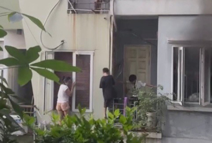 Cháy nhà 4 tầng ở Hà Nội, người đàn ông đưa vợ và 2 con trèo ban công thoát thân - 3