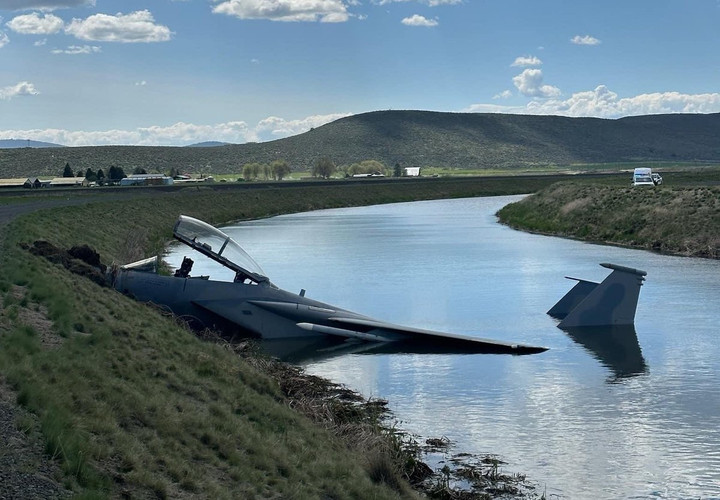 Chiến đấu cơ F-15 Eagle của Mỹ hạ cánh xuống mương thoát nước - 1