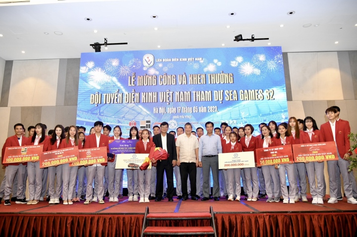 Nguyễn Thị Oanh cùng đồng đội nhận thêm gần 1 tỷ đồng tiền thưởng - 1