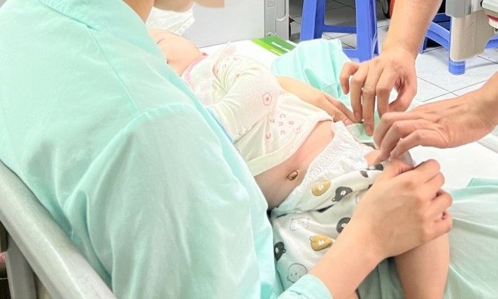 Bé 5 tháng tuổi phải cắt bỏ một buồng trứng - 1