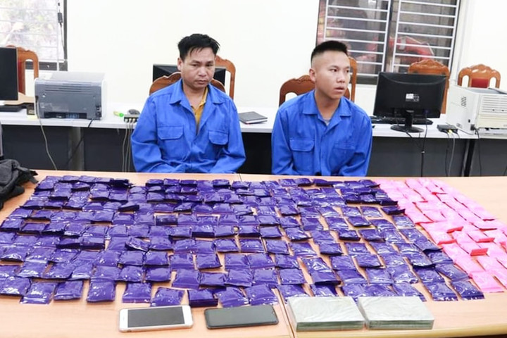 Bắt giữ 2 kẻ buôn bán 2 bánh heroin, 48.000 viên ma túy - 1