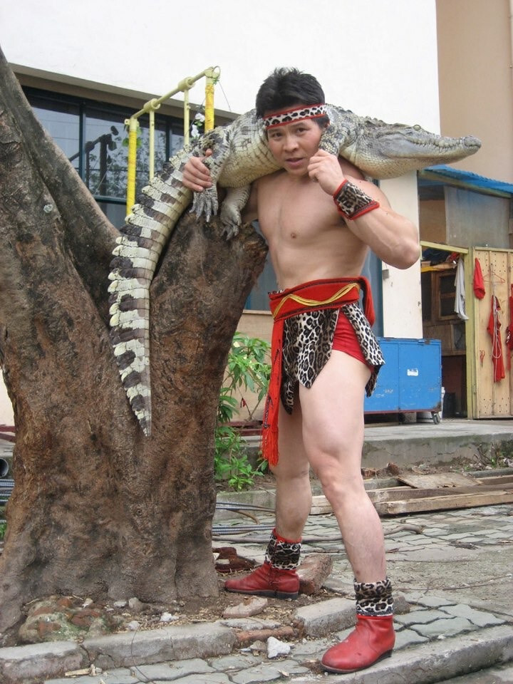 NSND Tống Toàn Thắng 4 lần suýt chết khi diễn với trăn - 4