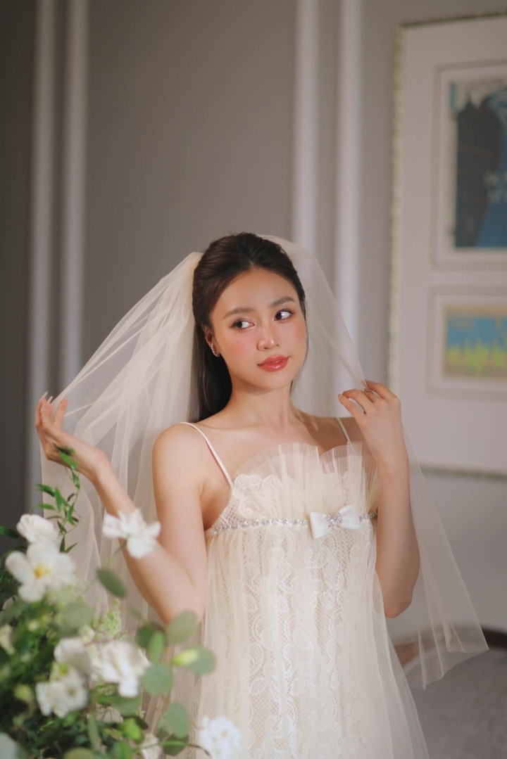 Tăng Thanh Hà diện váy Lê Thanh Hòa trong tiệc 10 năm ngày cưới - Ngôi sao