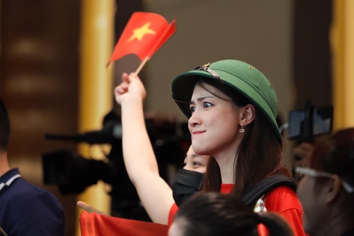 Hòa Minzy đội mũ cối cổ vũ tại SEA Games 32 gây sốt với khán giả quốc tế - 2