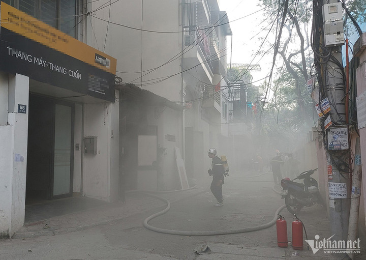 Hà Nội: Cháy trong khu dân cư, khói đen bốc cao - 2