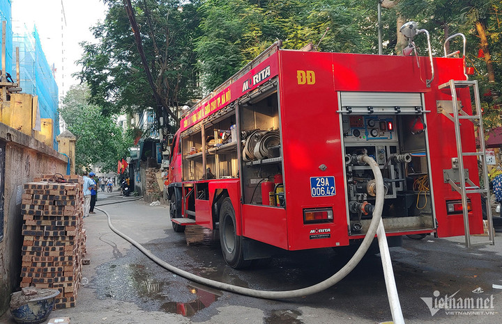 Hà Nội: Cháy trong khu dân cư, khói đen bốc cao - 3
