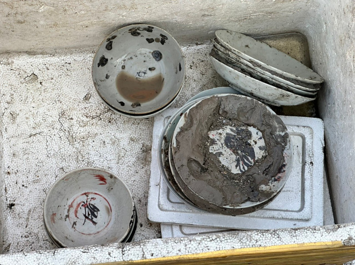 Tạm giữ nhiều gốm sứ nghi cổ vật ở vùng biển Quảng Ngãi - 2