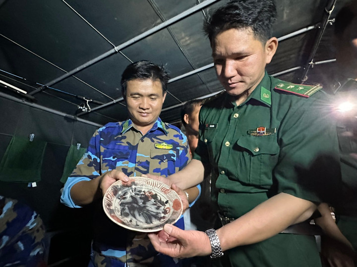 Tạm giữ nhiều gốm sứ nghi cổ vật ở vùng biển Quảng Ngãi - 1