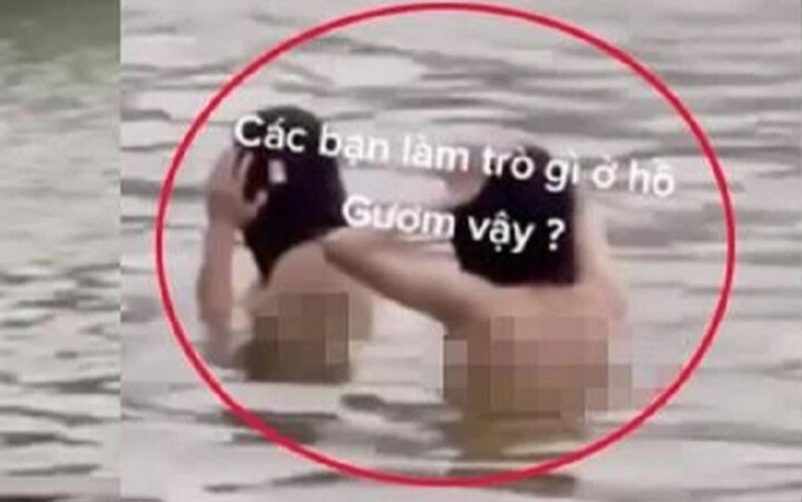 Đề nghị xử phạt 2 thanh niên 'tắm tiên' ở Hồ Gươm - 1