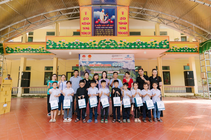 Hathor Group trao hơn 3.000 phần quà cho trẻ em Hà Giang - 3