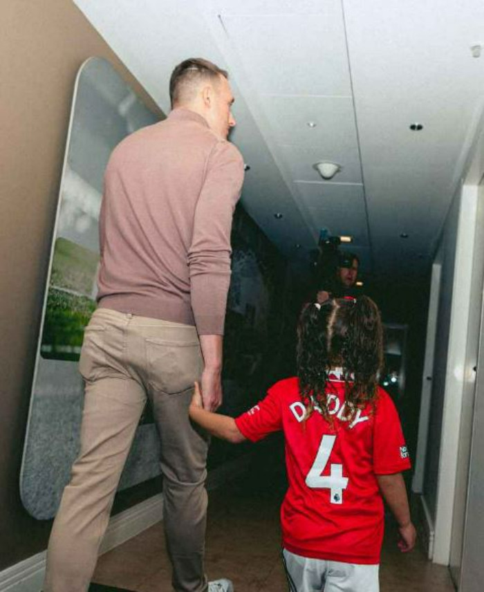 Man Utd tri ân Phil Jones sau 12 năm gắn bó - 2