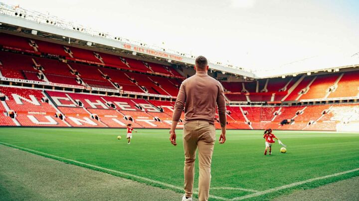 Man Utd tri ân Phil Jones sau 12 năm gắn bó - 6