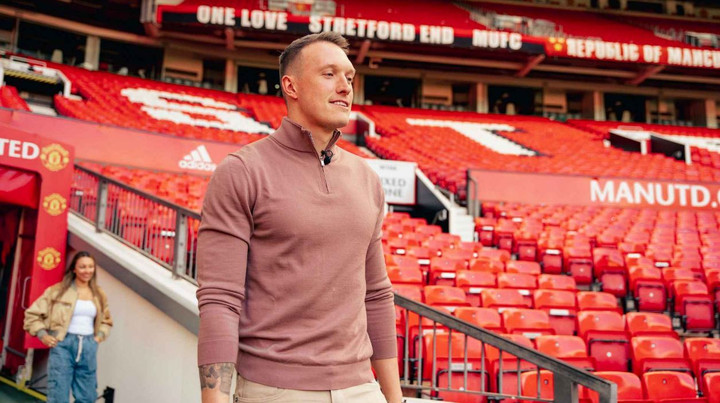 Man Utd tri ân Phil Jones sau 12 năm gắn bó - 7