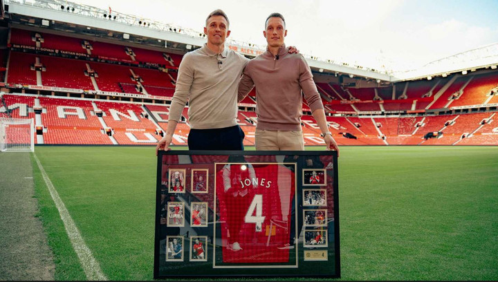 Man Utd tri ân Phil Jones sau 12 năm gắn bó - 8