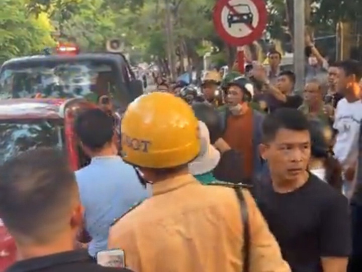 Mặc công an kêu gọi, cô gái trẻ ở Hải Phòng nằm nghe nhạc 2 giờ trong ô tô - 1