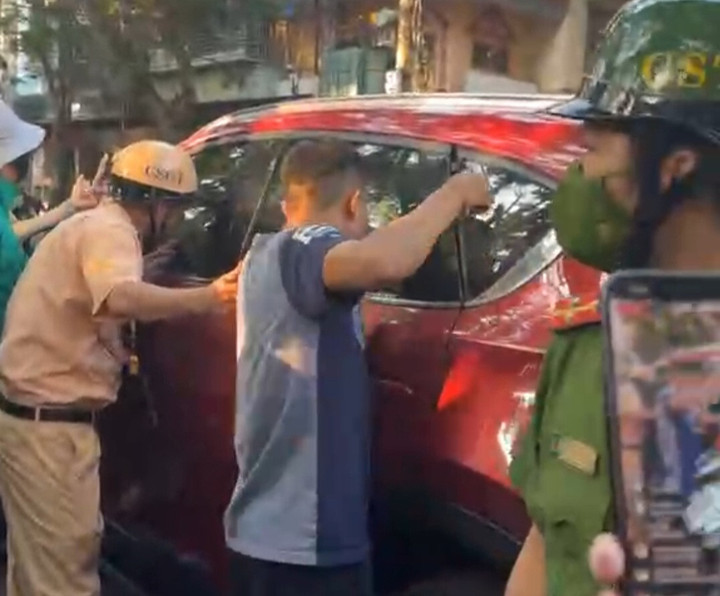 Mặc công an kêu gọi, cô gái trẻ ở Hải Phòng nằm nghe nhạc 2 giờ trong ô tô - 4