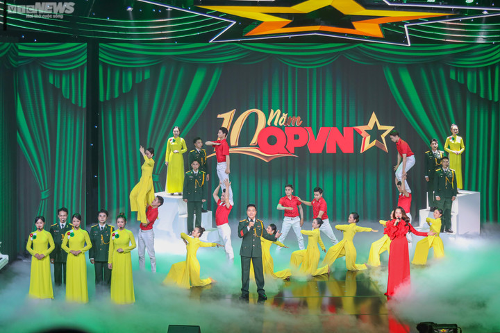 Gala 'Vượt sóng vươn xa' kỷ niệm 10 năm phát sóng Kênh Truyền hình Quốc phòng - 1