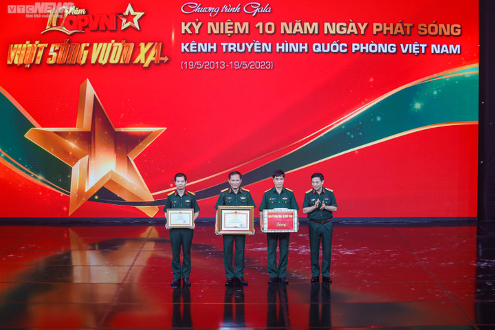 Gala 'Vượt sóng vươn xa' kỷ niệm 10 năm phát sóng Kênh Truyền hình Quốc phòng - 4