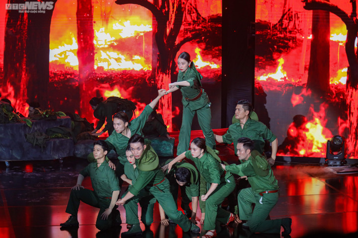 Gala 'Vượt sóng vươn xa' kỷ niệm 10 năm phát sóng Kênh Truyền hình Quốc phòng - 5