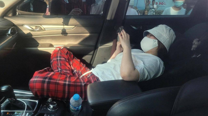 Lộ danh tính nữ tài xế cố thủ 2 tiếng trong ô tô sau khi vượt đèn đỏ - 1