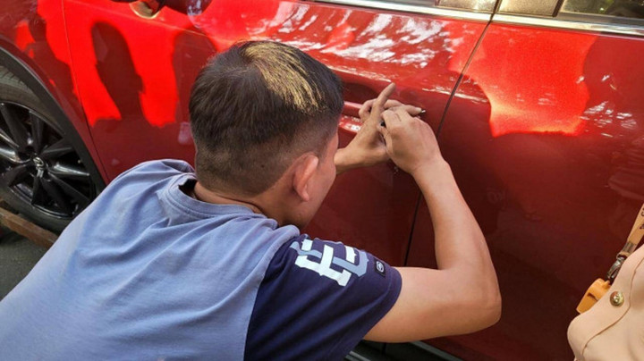 Lộ danh tính nữ tài xế cố thủ 2 tiếng trong ô tô sau khi vượt đèn đỏ - 2