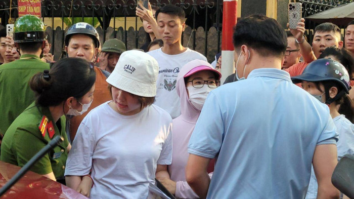 Lộ danh tính nữ tài xế cố thủ 2 tiếng trong ô tô sau khi vượt đèn đỏ - 3