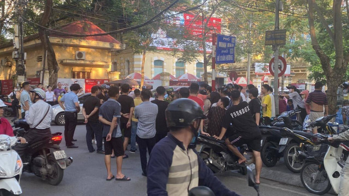 Lộ danh tính nữ tài xế cố thủ 2 tiếng trong ô tô sau khi vượt đèn đỏ - 5