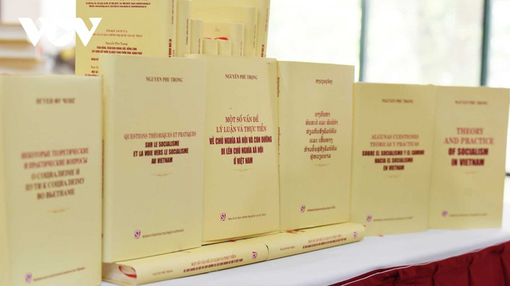 Giới thiệu sách của Tổng Bí thư về con đường đi lên CNXH bằng 7 ngôn ngữ - 2