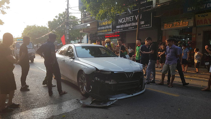 Hải Dương: Tài xế say xỉn đâm liên hoàn 4 phương tiện, 2 người bị thương nặng - 2