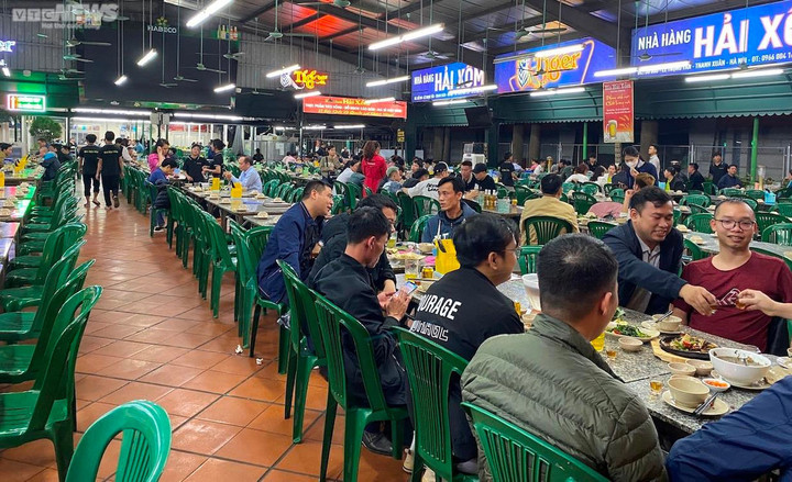 Nắng nóng kỷ lục ở Hà Nội, nhiều dịch vụ bội thu vì khách tăng đột biến - 4